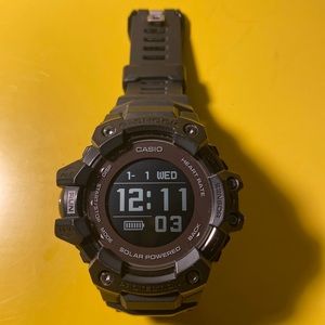 Used GBD-H1000, charging cable but no box or manual. Slight scratch on a screen.